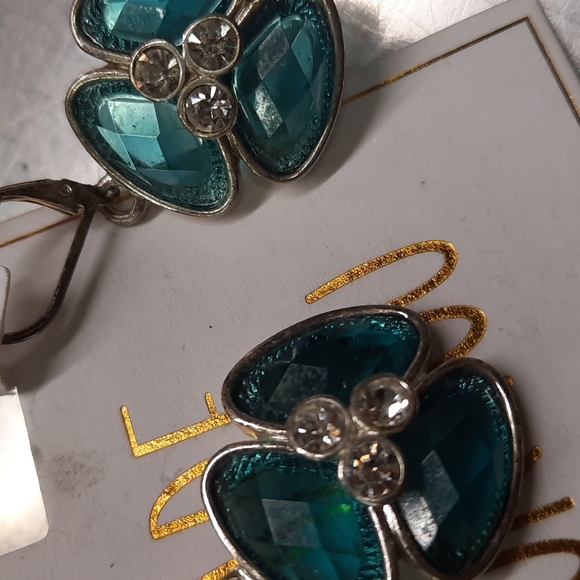 Blue diamond cut Rhinestone flower earrings - Picture 4 of 4